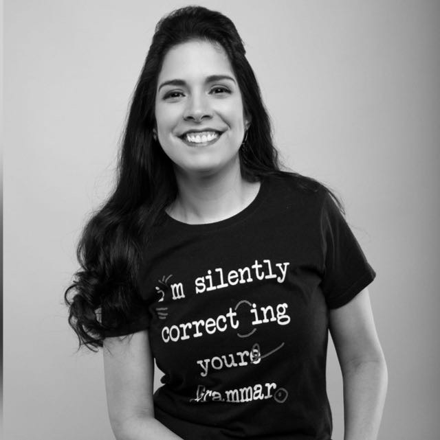Shirley Estrada sonriendo, en una fotografía en blanco y negro